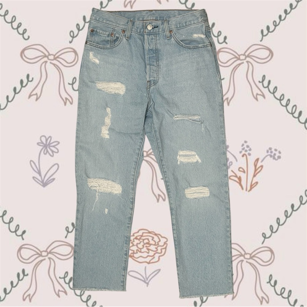 Levi’s 501 Original Cropped Light Wash Ripped Highwaisted Jeans | W29 L26